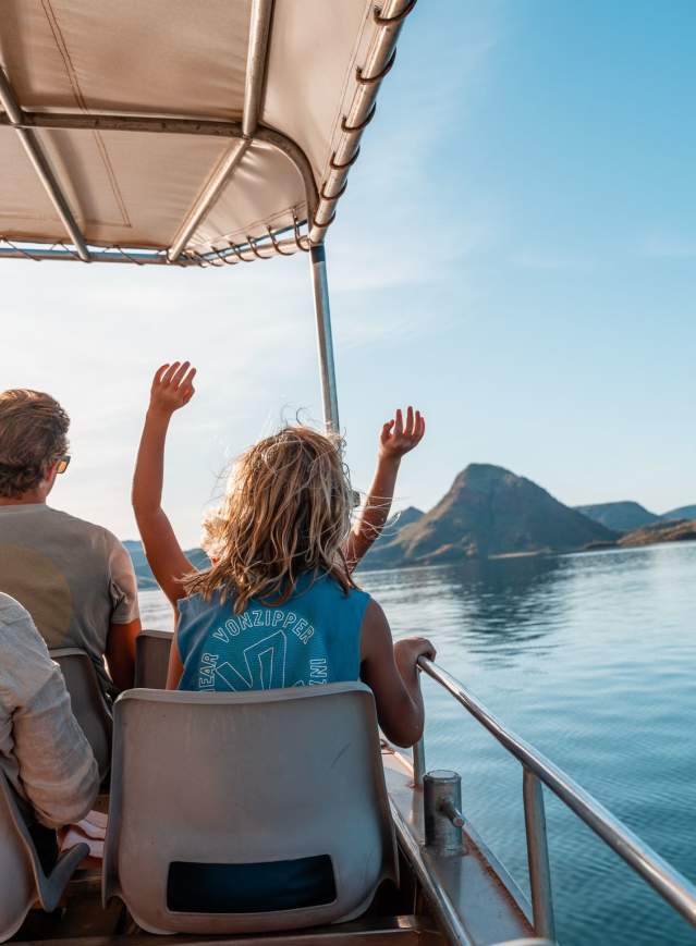 A family on tour with Lake Argyle Cruises