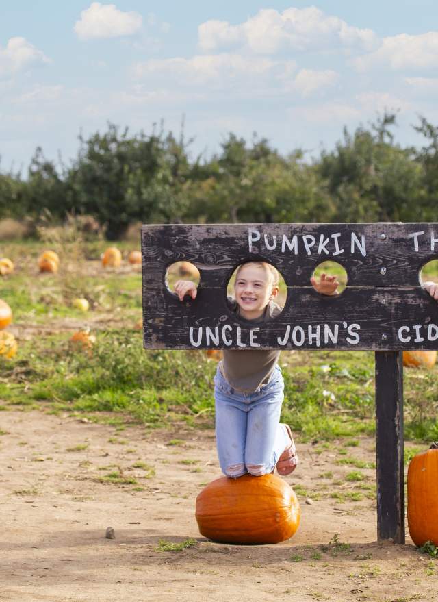 Kids posing as Pumpkin Thiefs while mom takes their photo