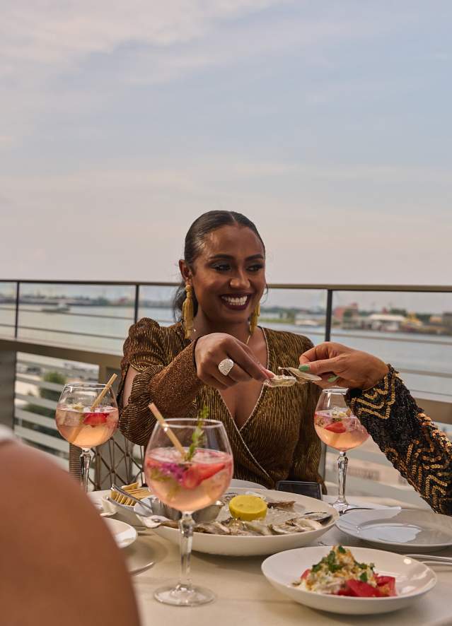 Balcony Dining - Chemin a la Mer
