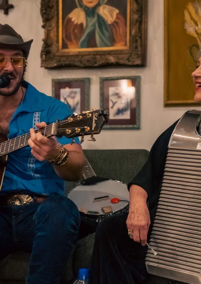 Guitarist and washboard player at Haven Coffee and Cocktails