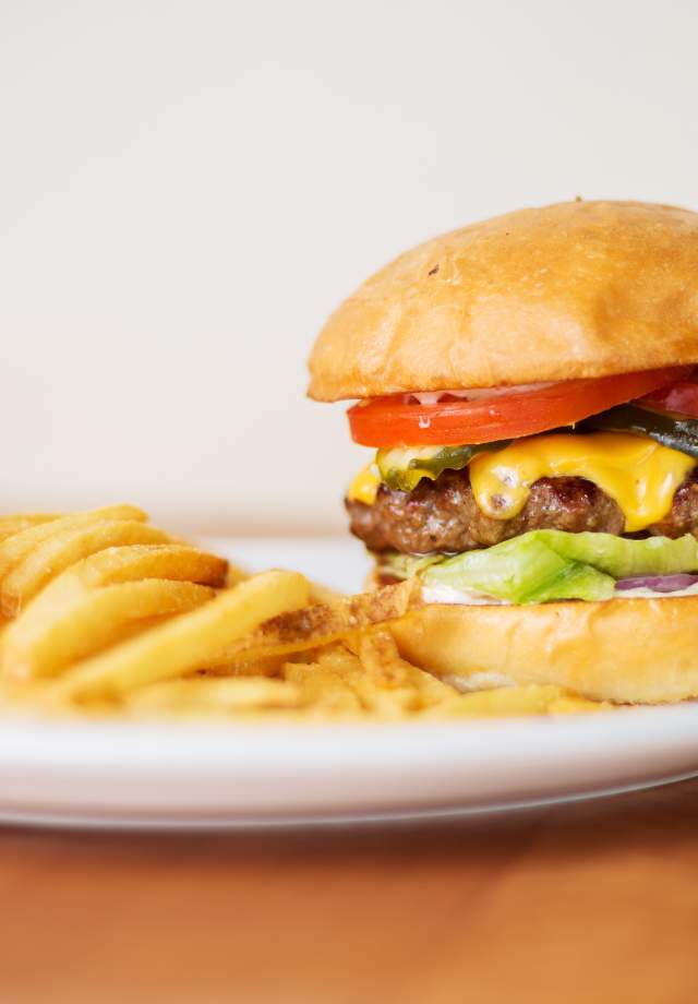 Classic_Cheeseburger_MaverickJacks_Burlingame_SanMateoCounty_SiliconValley