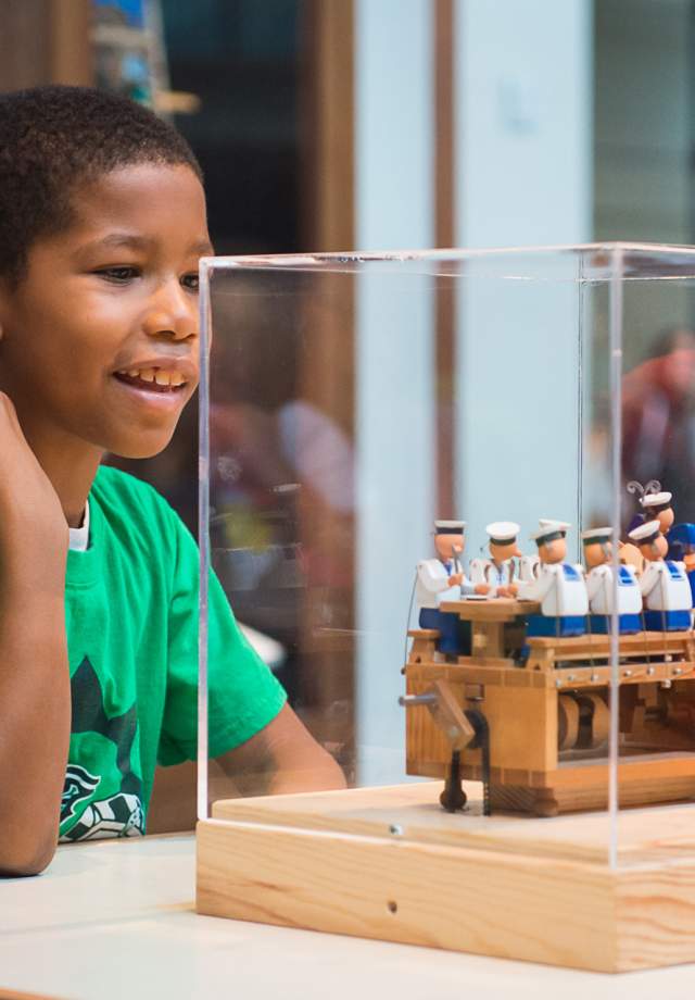 Kid_Looking_at_Museum_Exhibit_Exploratorium_SanMateoCounty_SiliconValley