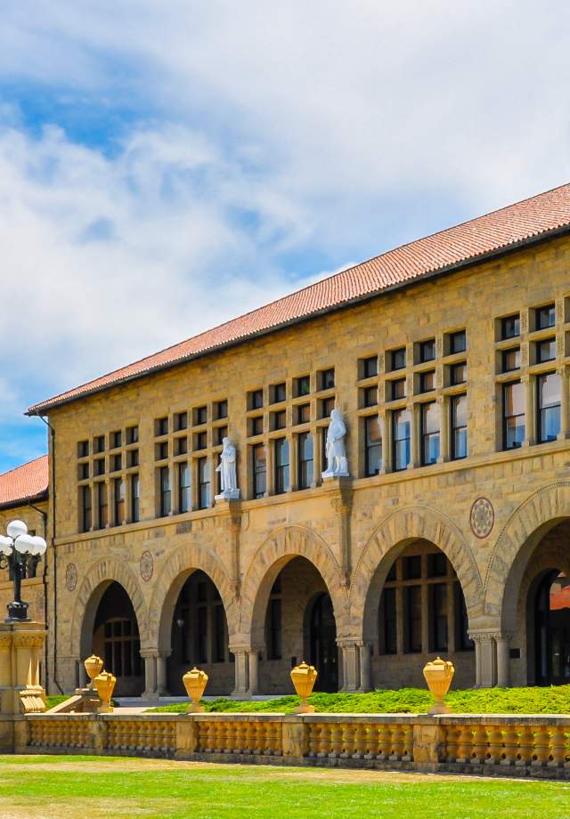 Stand University Hoover Tower in Palo Alto