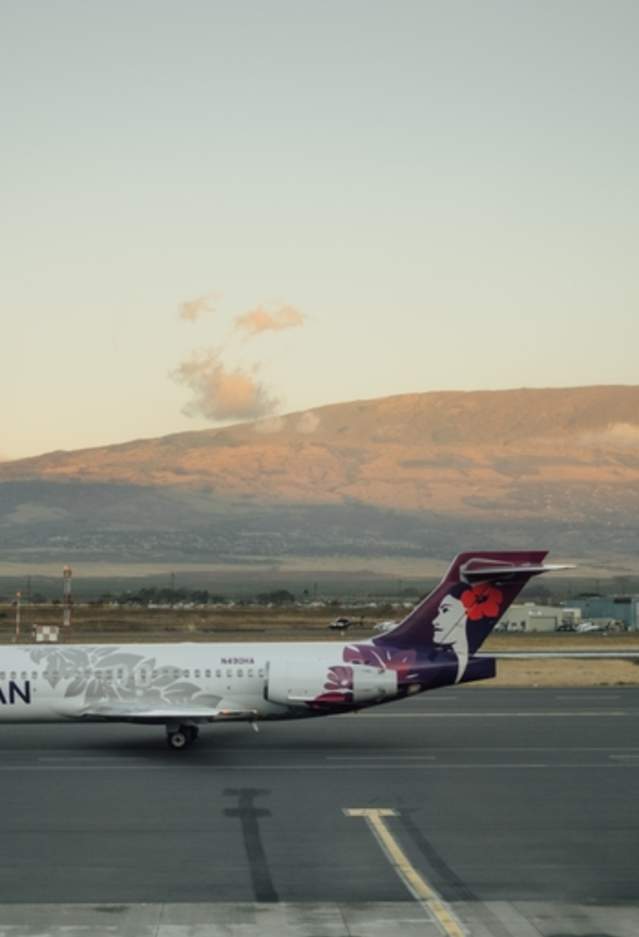 A Hawaiian Airlines Boeing 717 at Kahului Airport