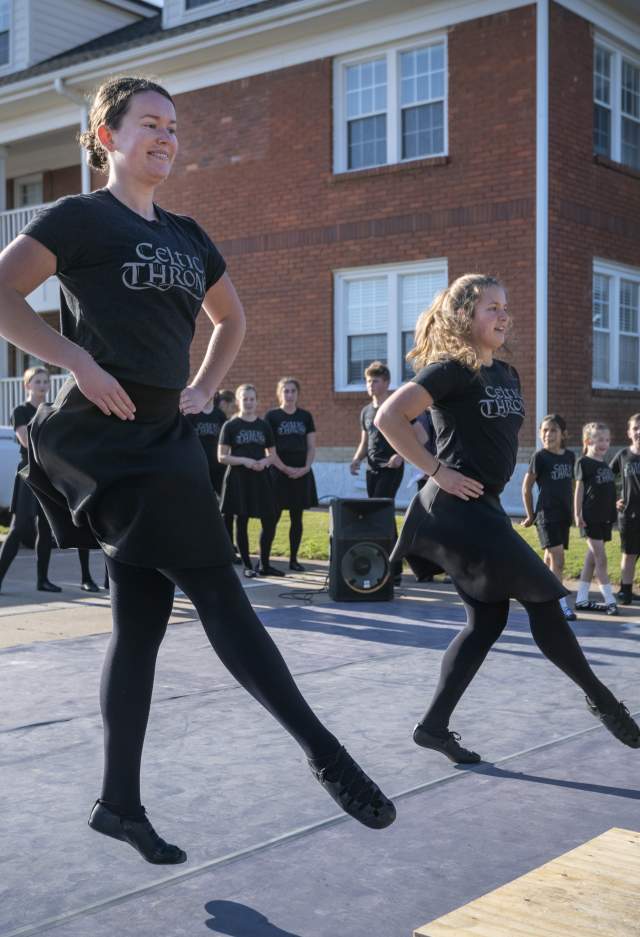 2 Irish Dancers