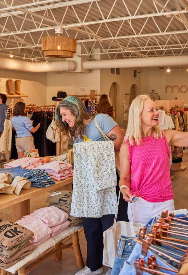 Shopping at mode.