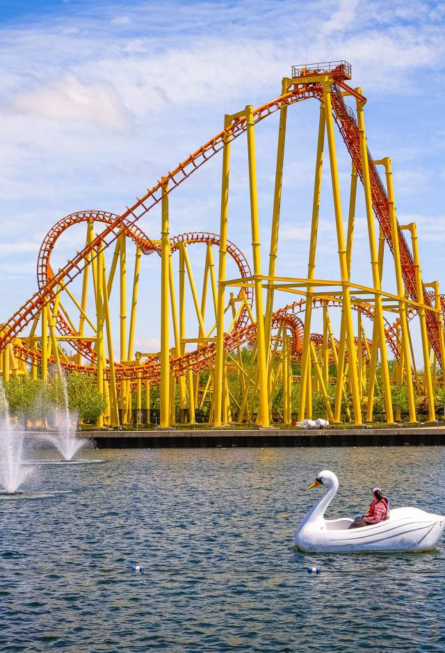 L-Fountain-lake-rollercoaster-swan-boat-scaled