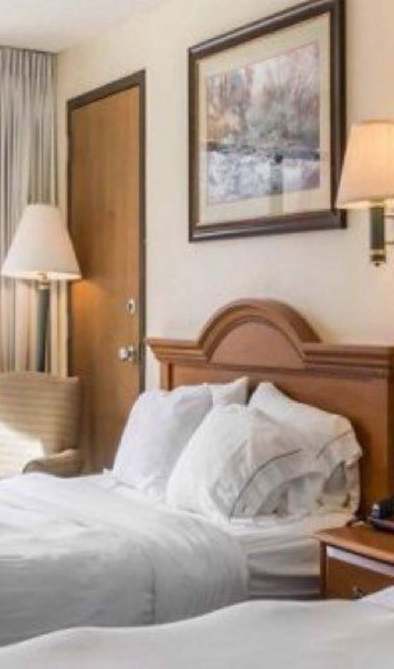 2 beds in motel room