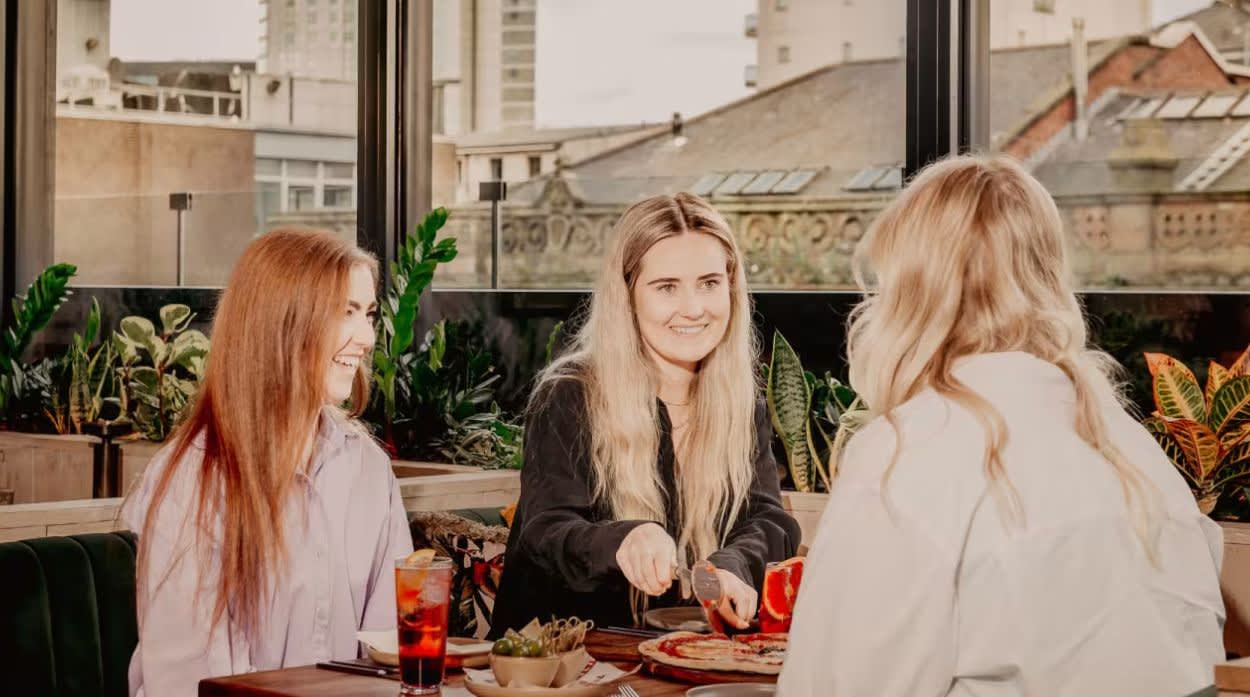 3 girls eating in Tetto Belfast.