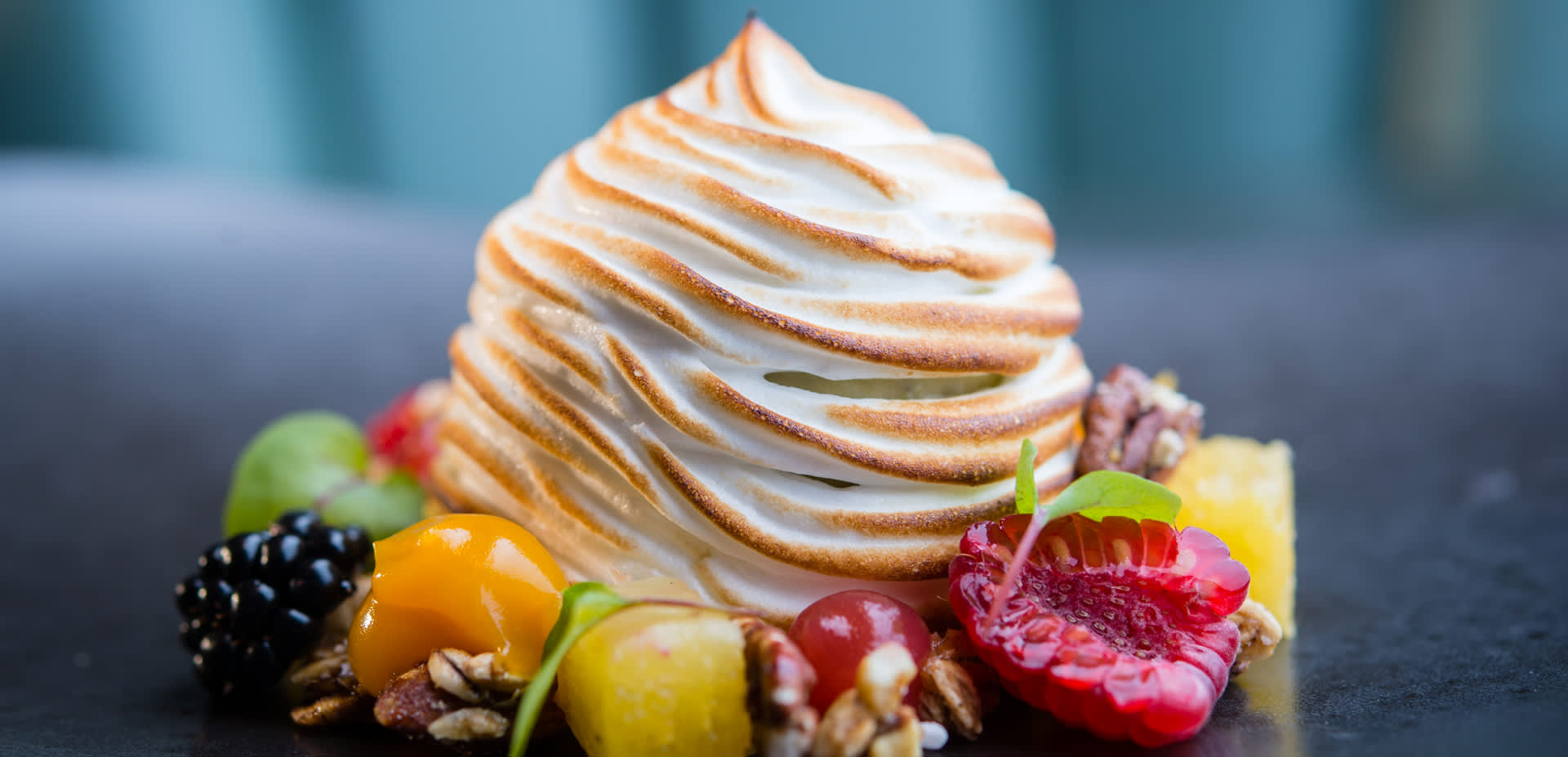 Meringue with fruits