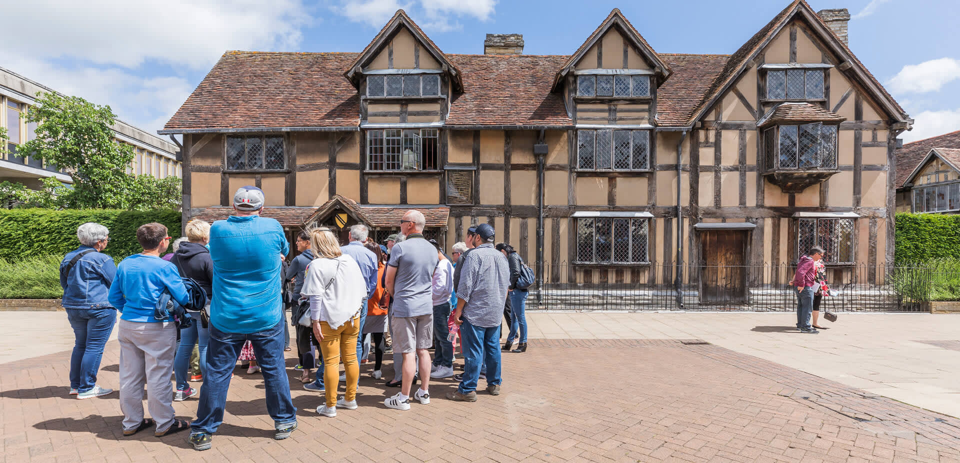 Large group of people in Stratford on a walking tour