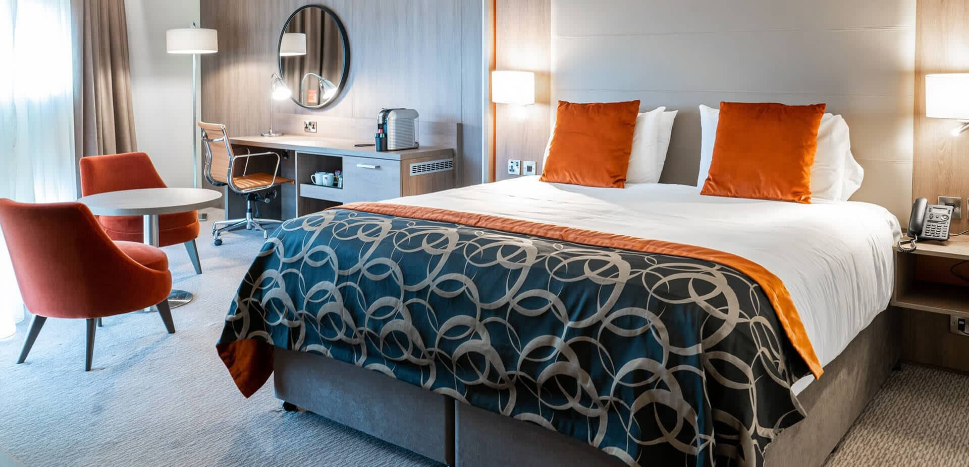 Double bed at Clayon Hotel Birmingham with a dressing table, table and two chairs