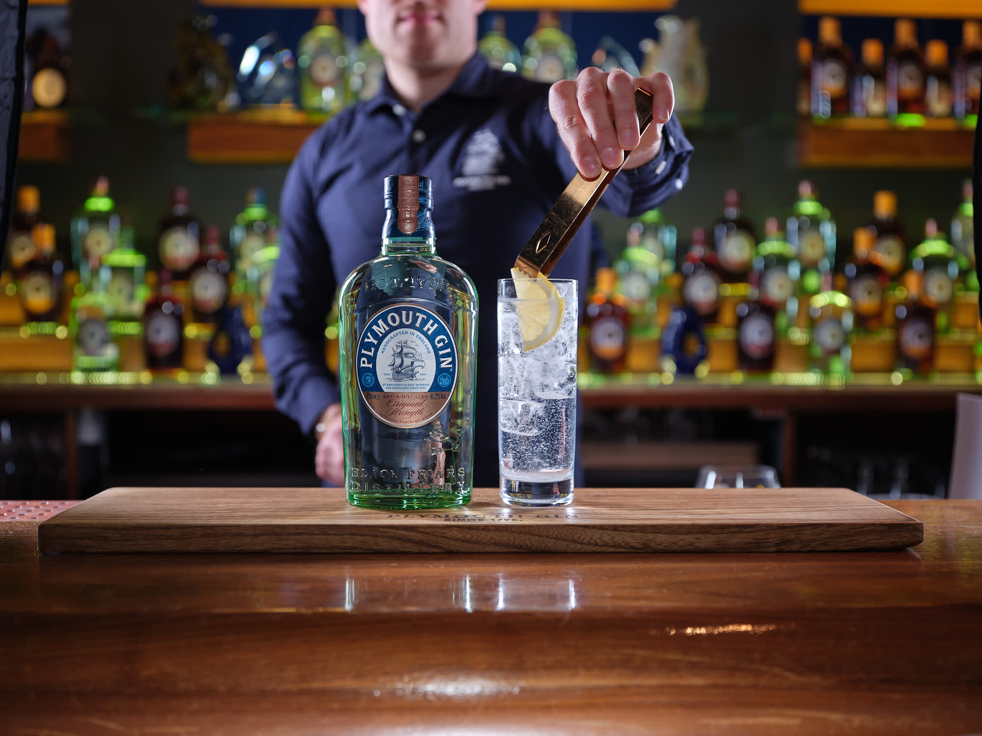 bartender preparing plymouth gin and tonic