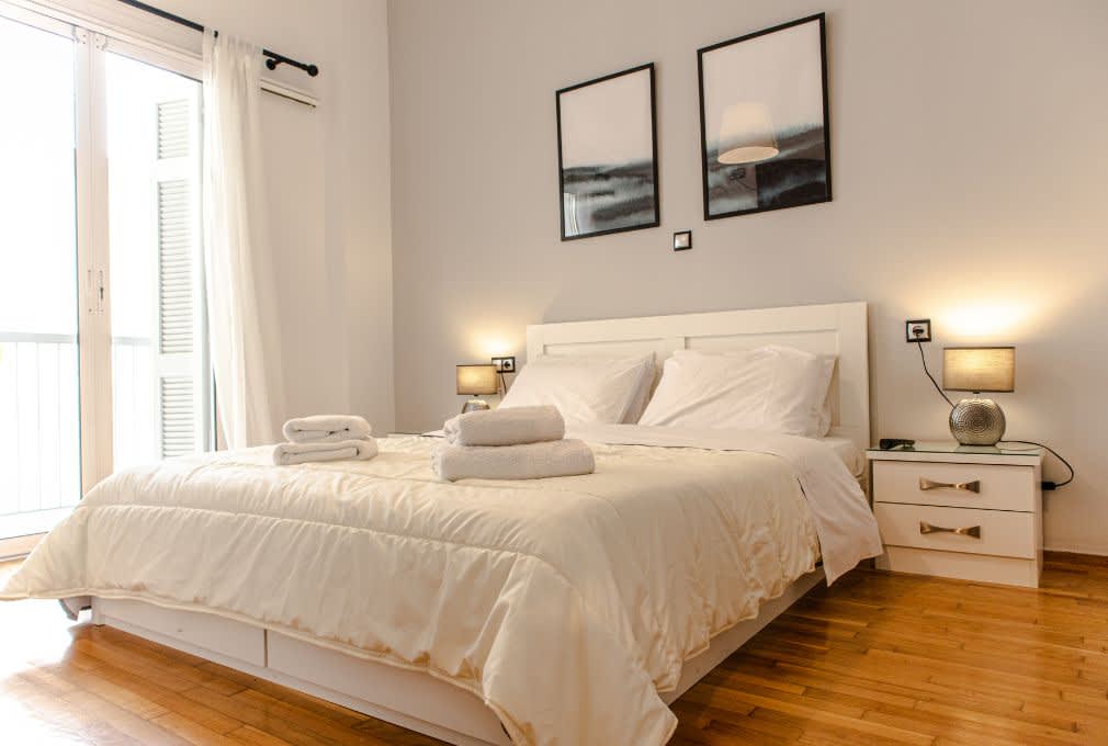 hotel bed with whit white linen and kingsize bed