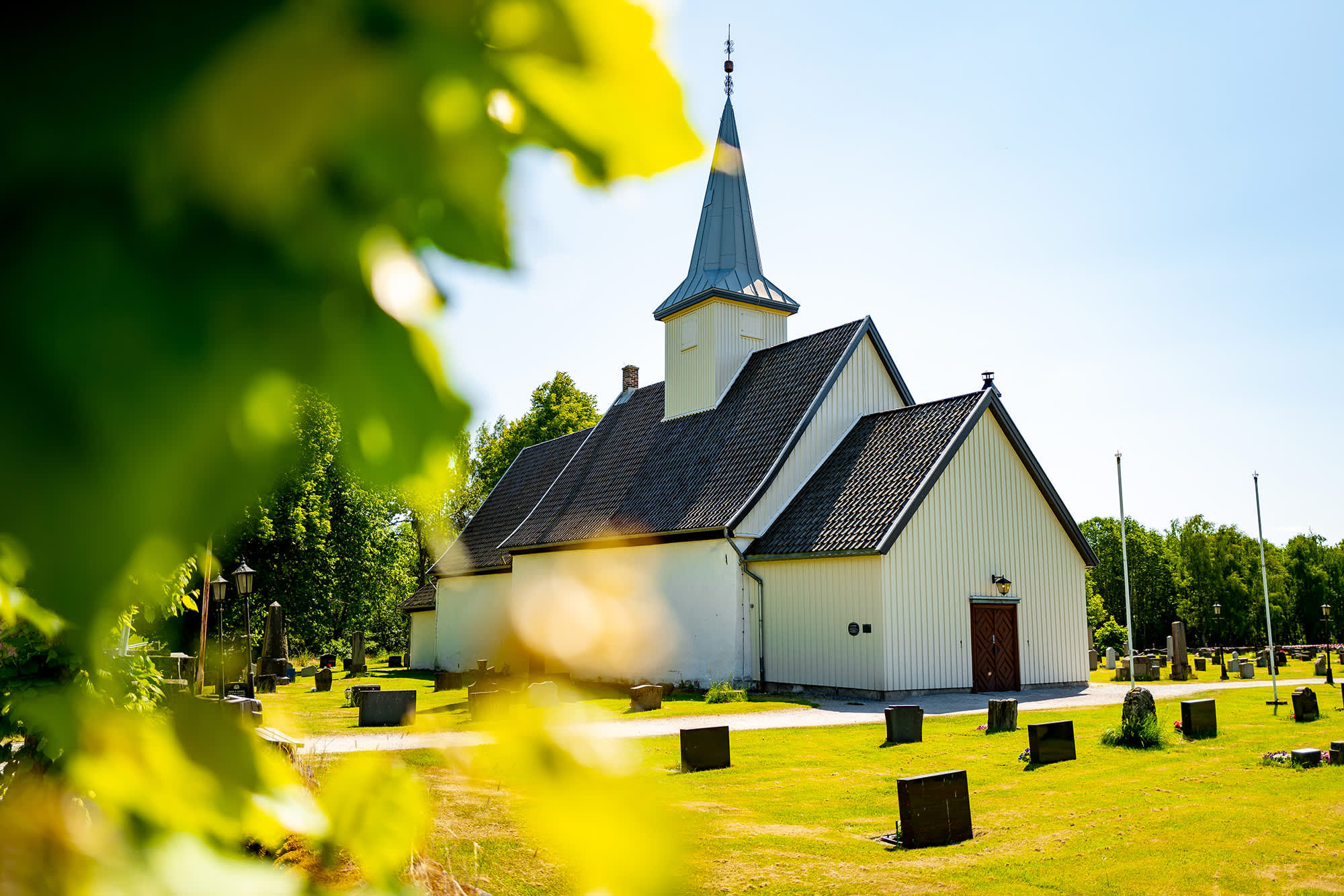 Idd kirke med gravlunden i forkant.