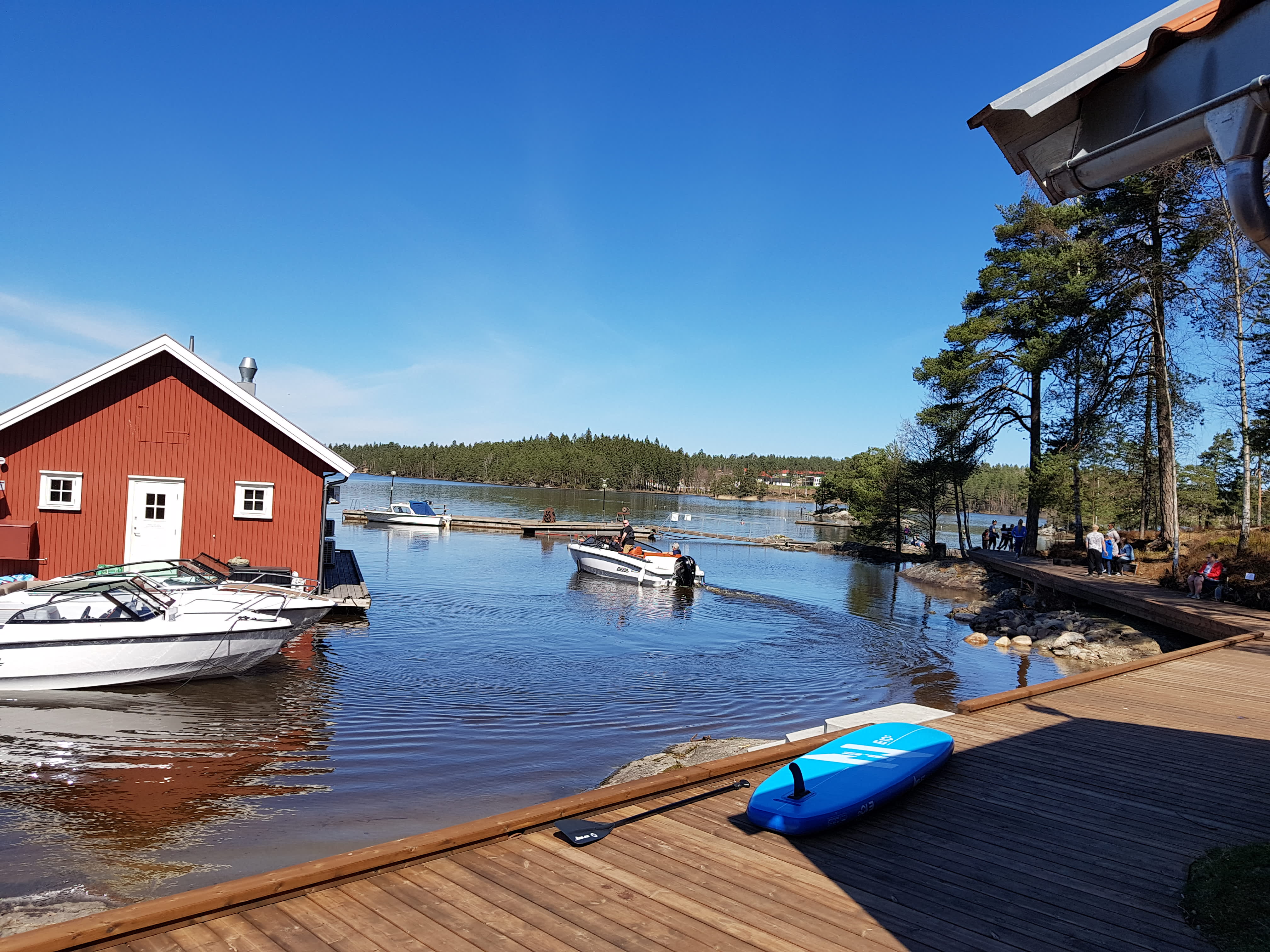 Bryggepromenaden og båtcafeen i Ørje med gjesteplasser til båt i bakgrunn