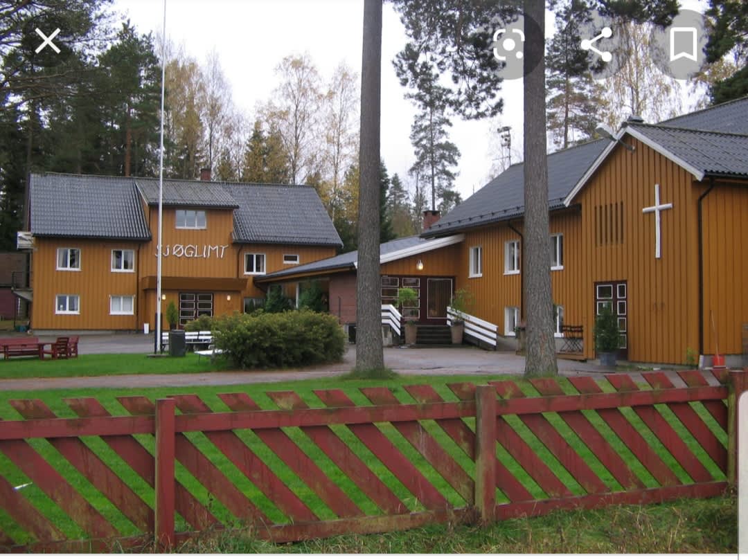 To store okergule inngjerdede bygninger med ett kors på den ene veggen