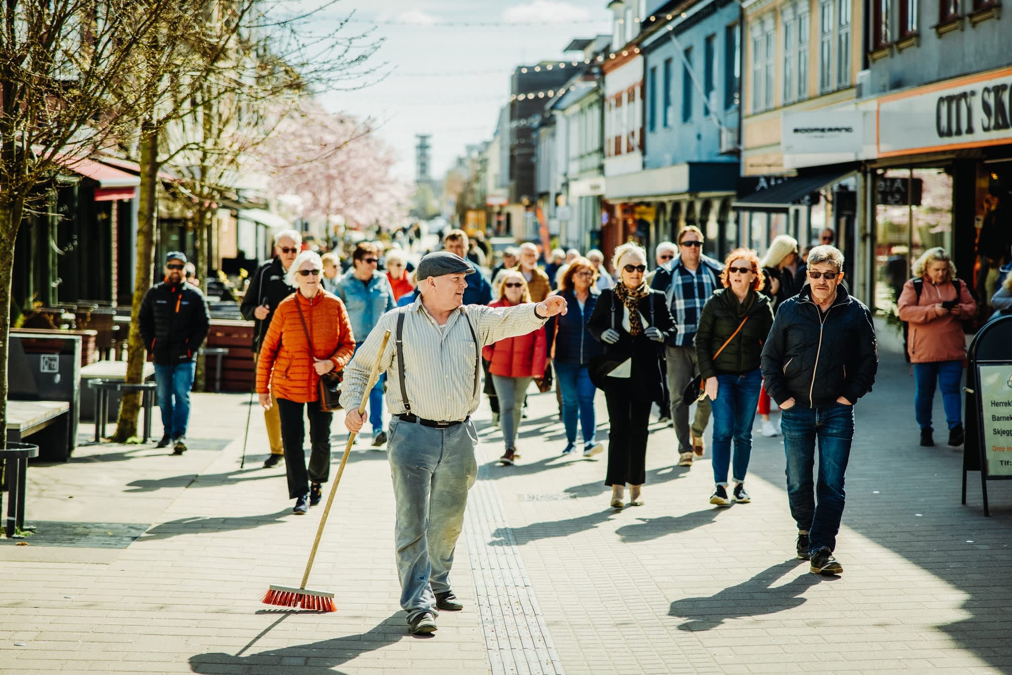 En gruppe på byvandring i gågata i Sarpsborg. Foto.