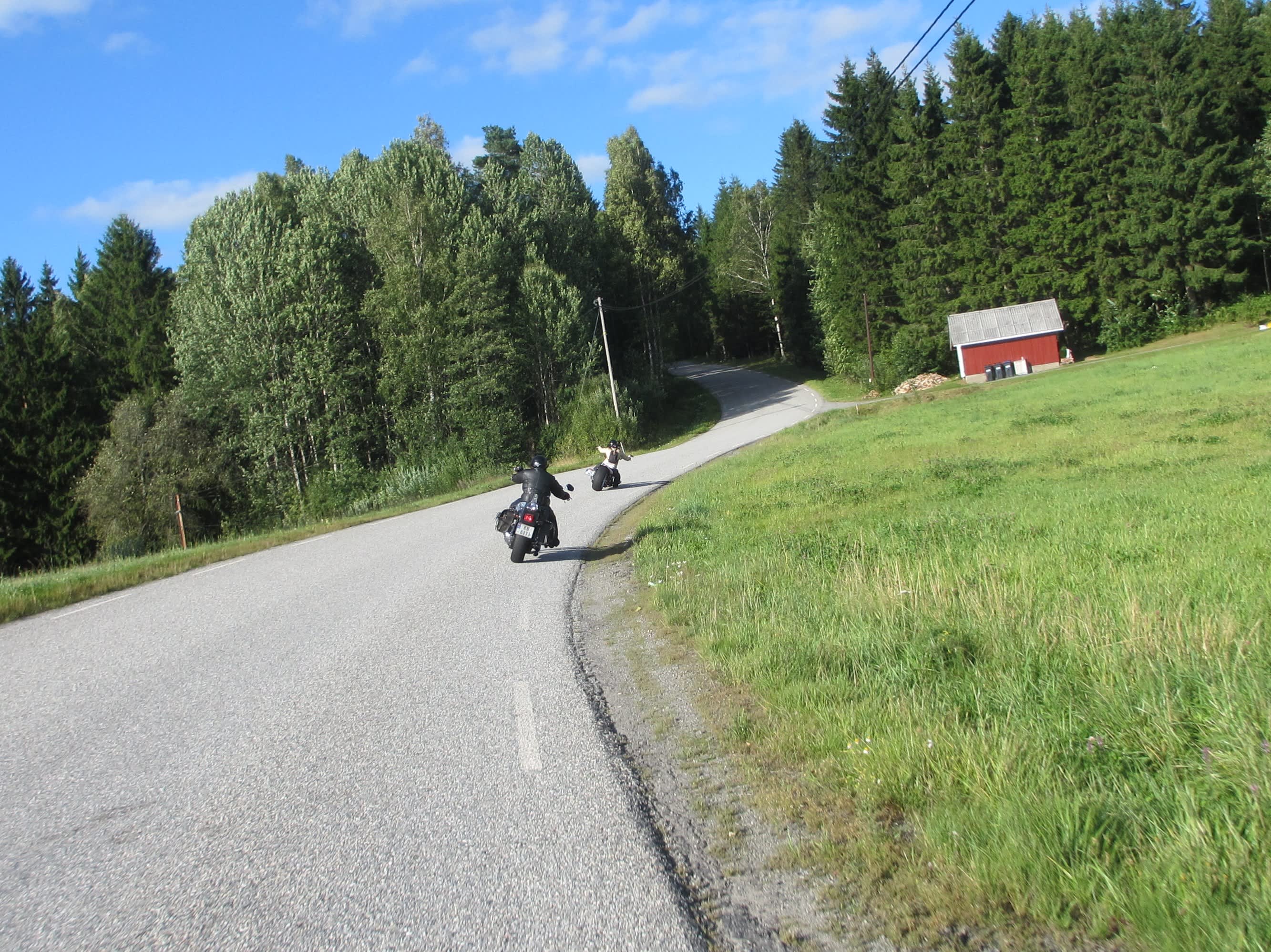 To motorsyklister på veien i landlige omgivelser