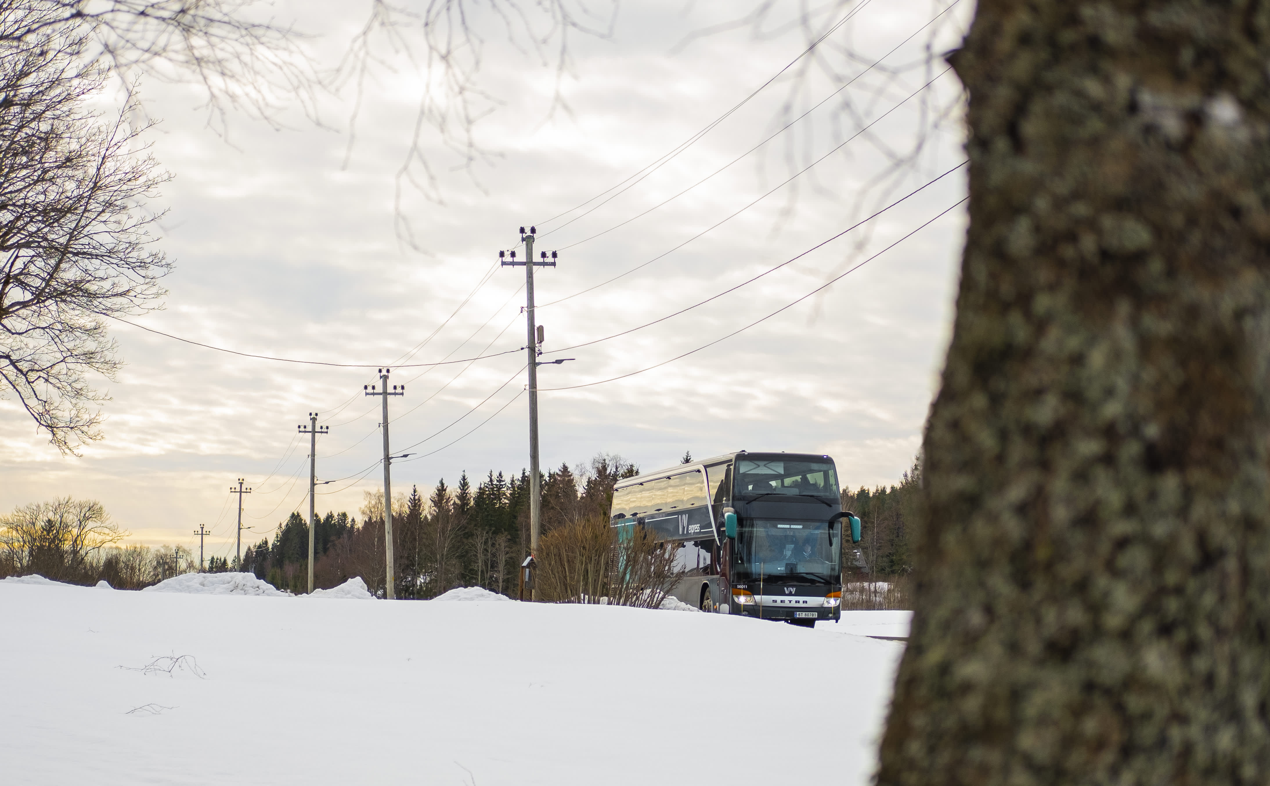Vy dobbeldekkerbuss i vinterlandskap