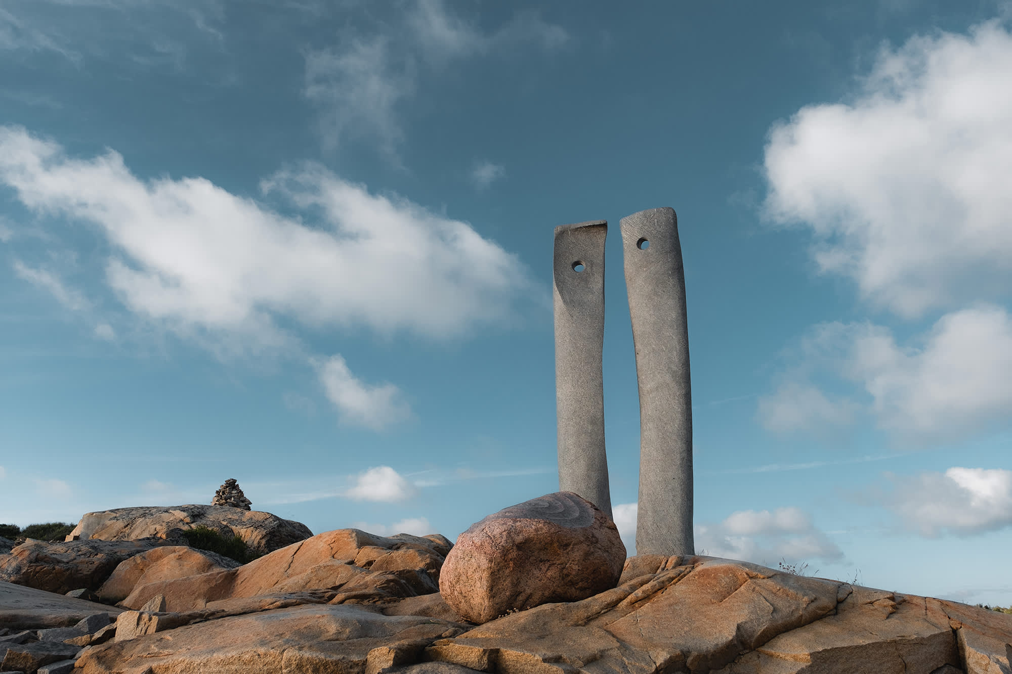 To lange steiner som står oppreist