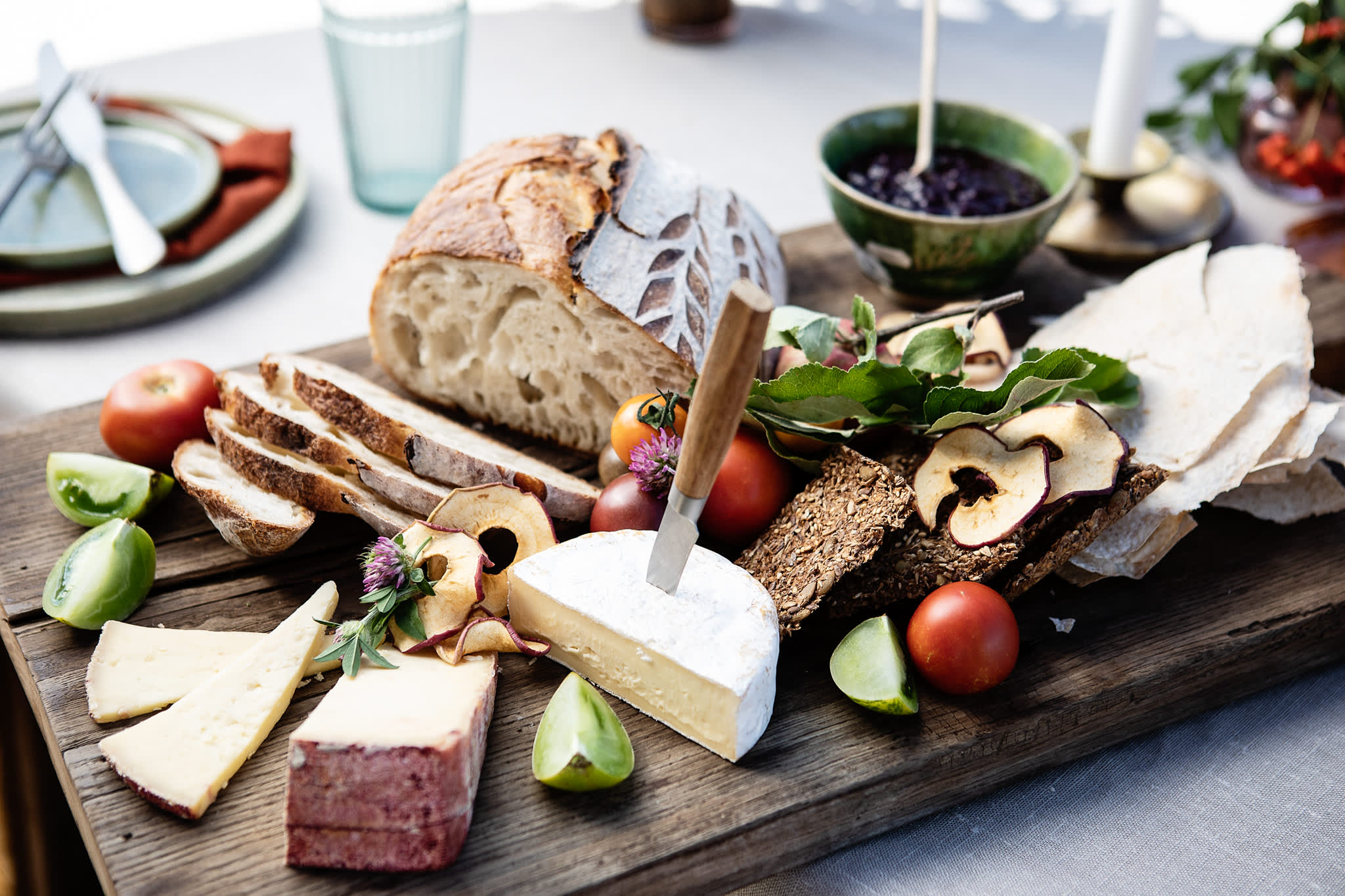 Fjøl med ost, brød, frukt, knekkebrød og annen lokalmat