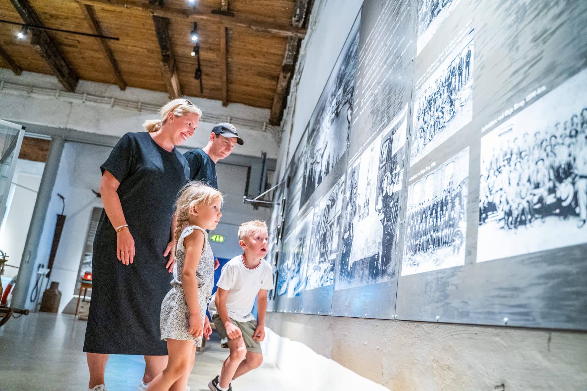 Familie leser historie på Haldenvassdragets kanalmuseum.