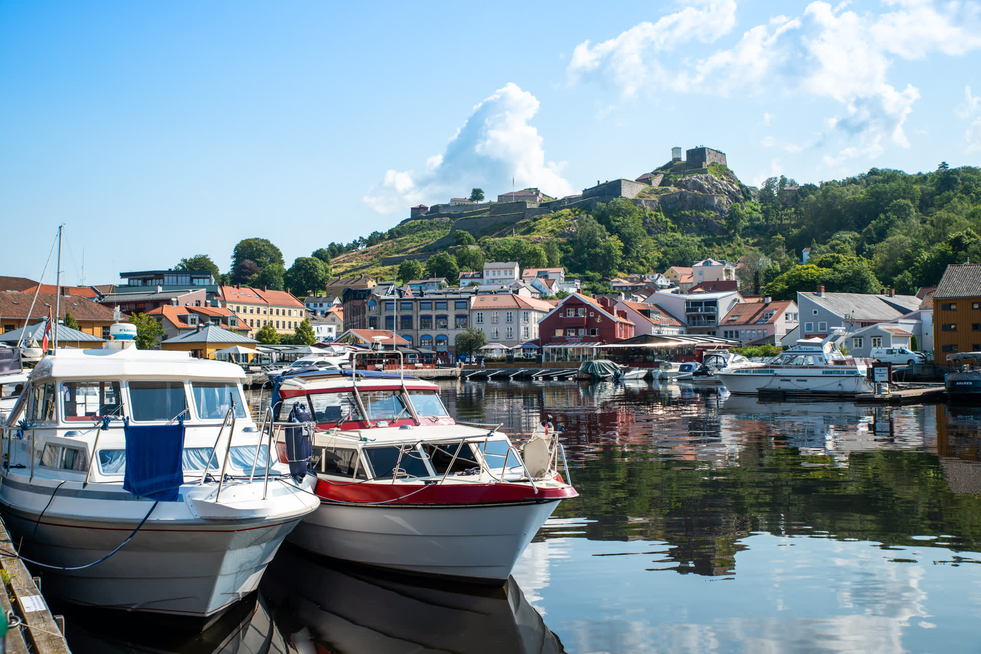 Gjestehavnen i Halden med Fredriksten festning i bakgrunnen.