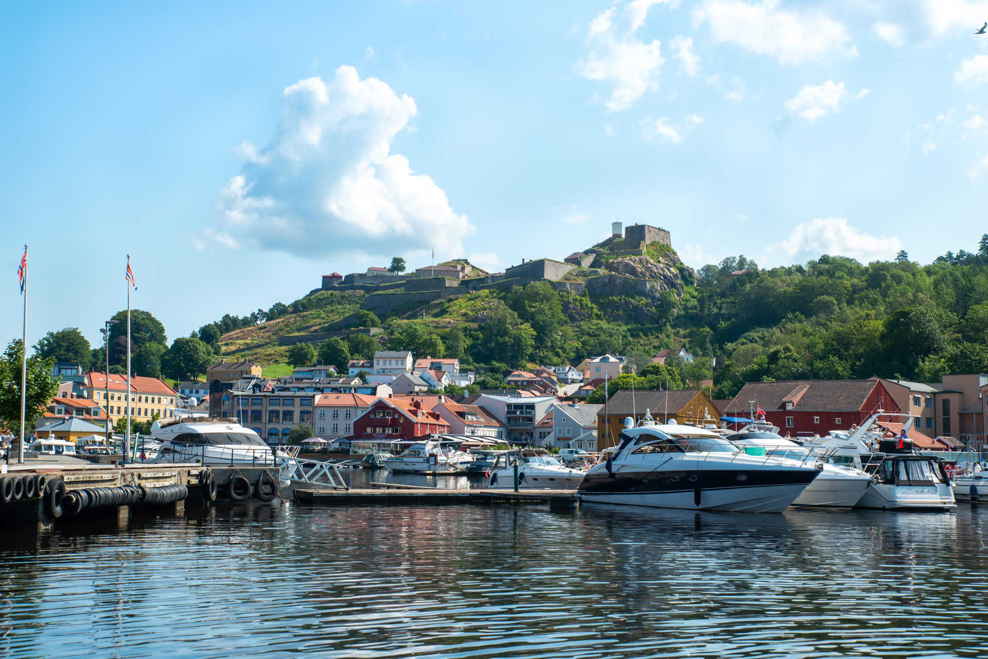 Gjestehavnen i Halden med Fredriksten festning i bakgrunnen.