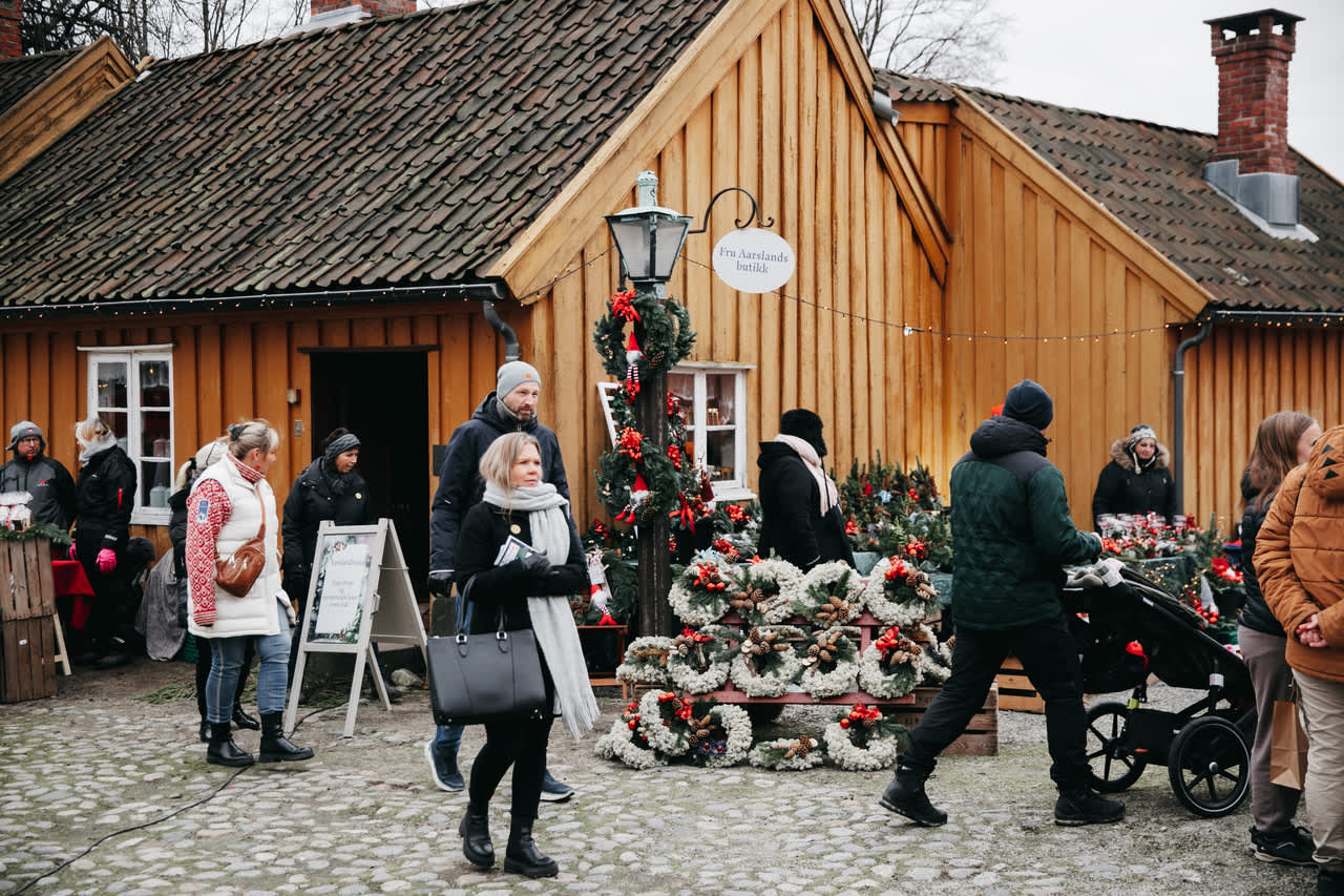 Mennesker, utstillere og varer under julemarkedet på Borgarsyssel Museum i Sarpsborg. Foto.