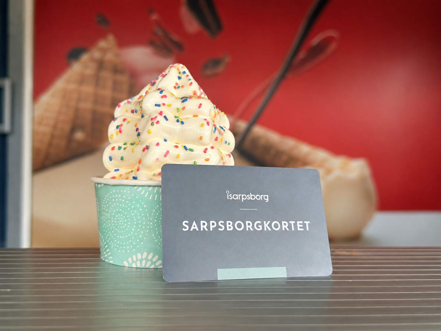 Sarpsborgkortet med en softis i bakgrunnen.