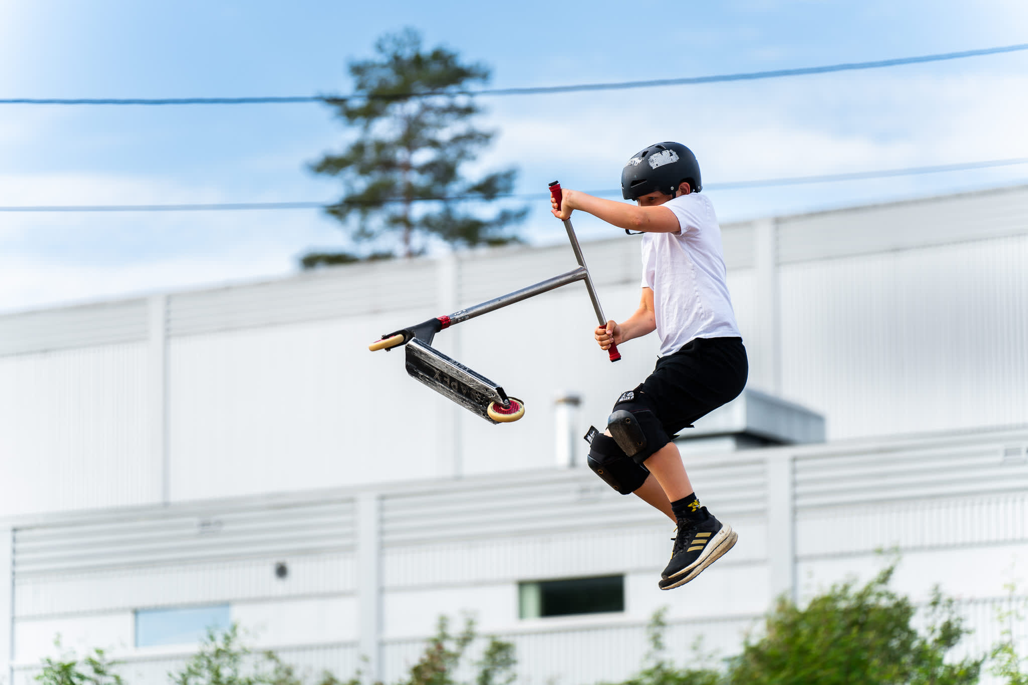 En gutt i høyt svev i skateparken