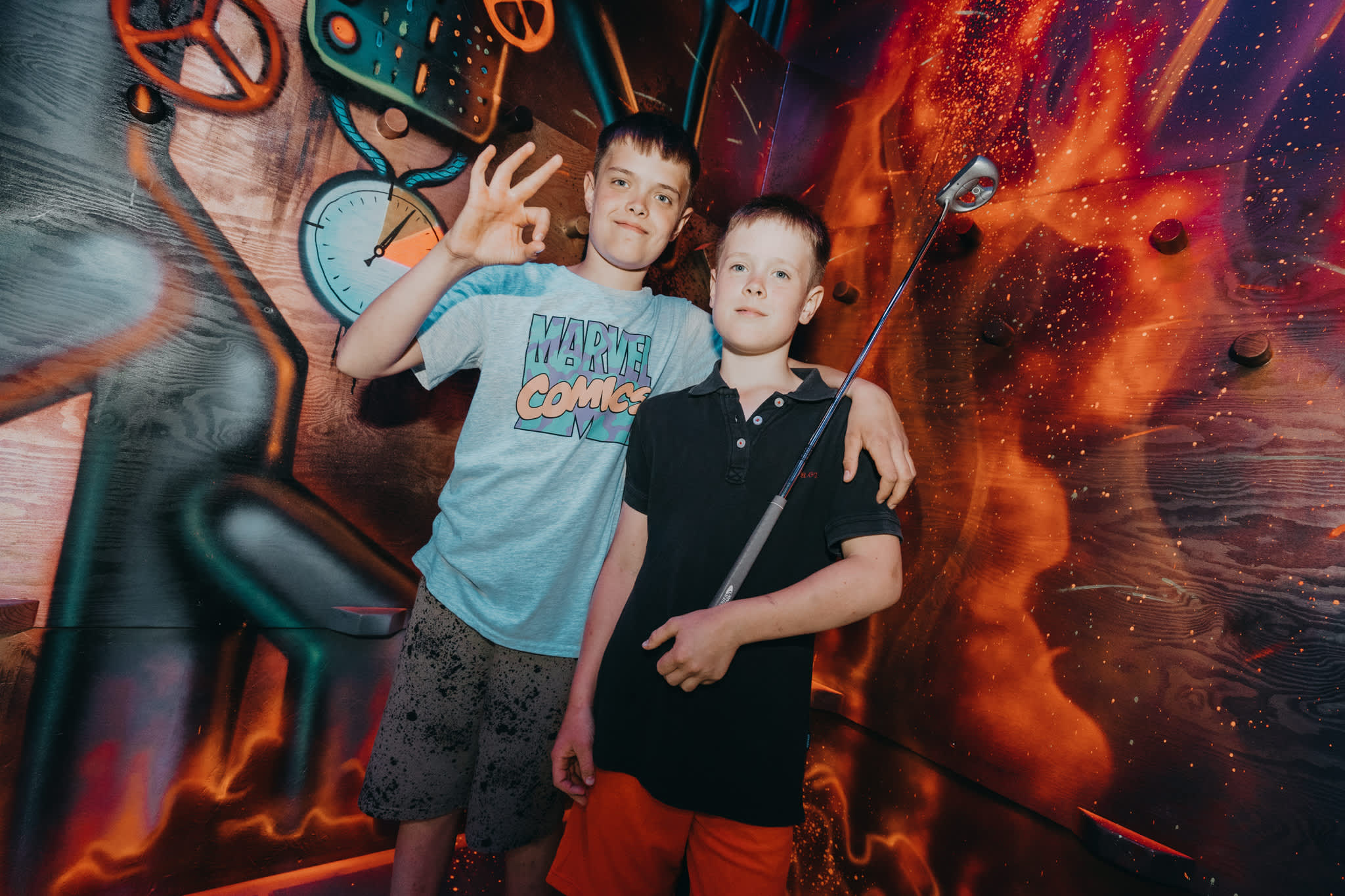 To glade gutter på Sprett minigolf glow banen i Askim