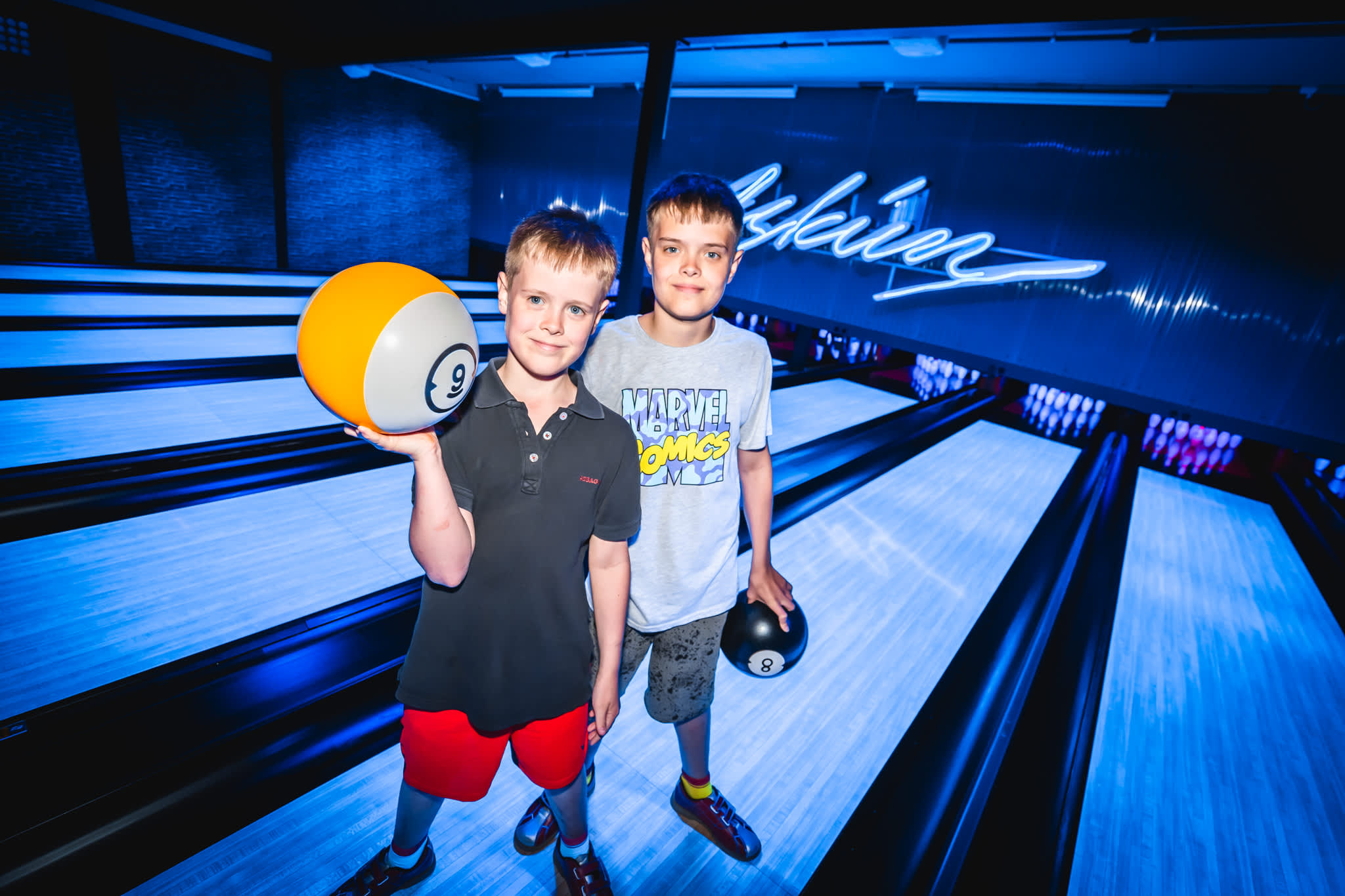 To gutter på bowlingbanen på Sprett aktivitetespark i Askim