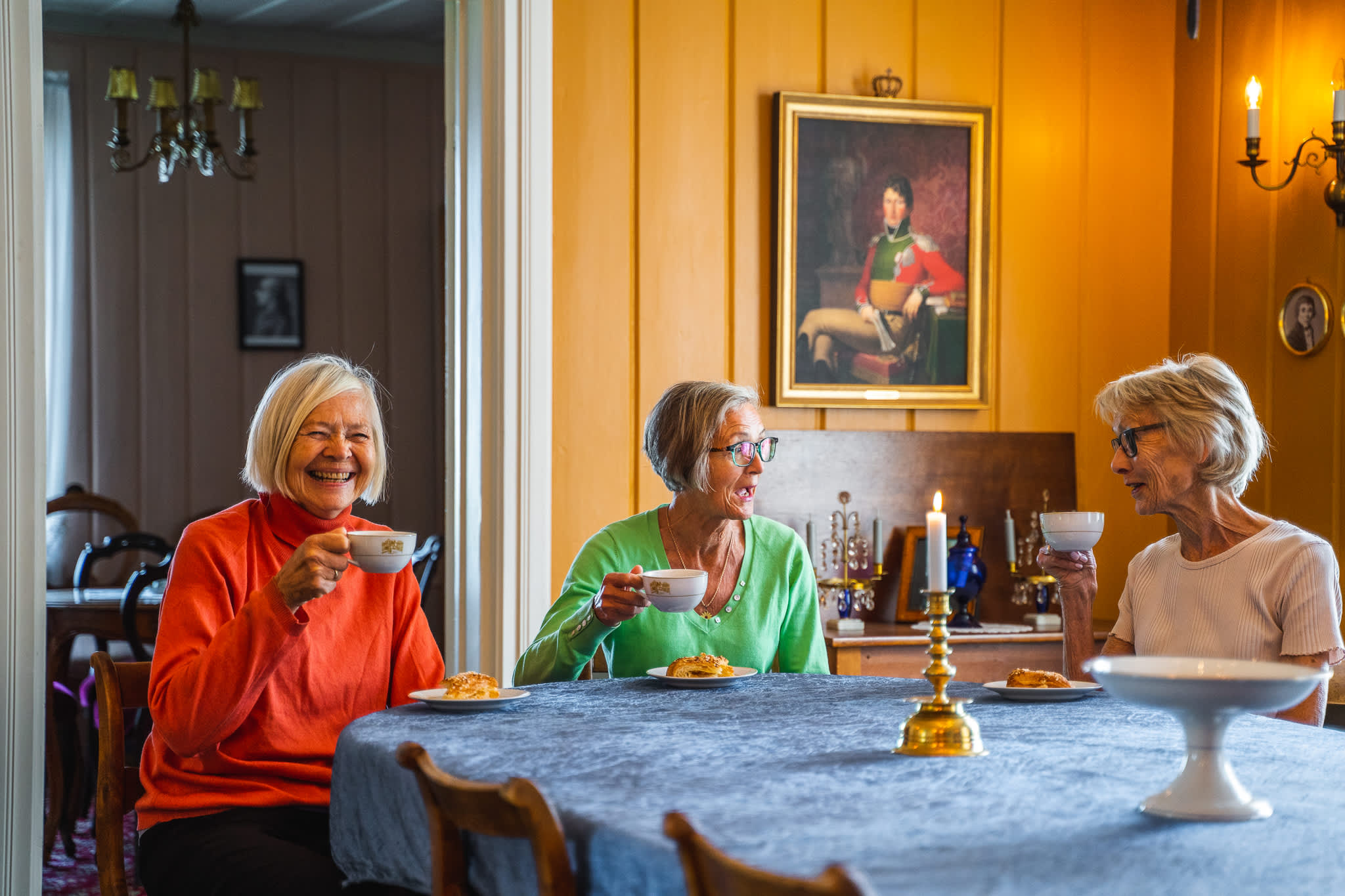 Tre damer som koser seg med en kaffekopp inne på Spydeberg prestegård