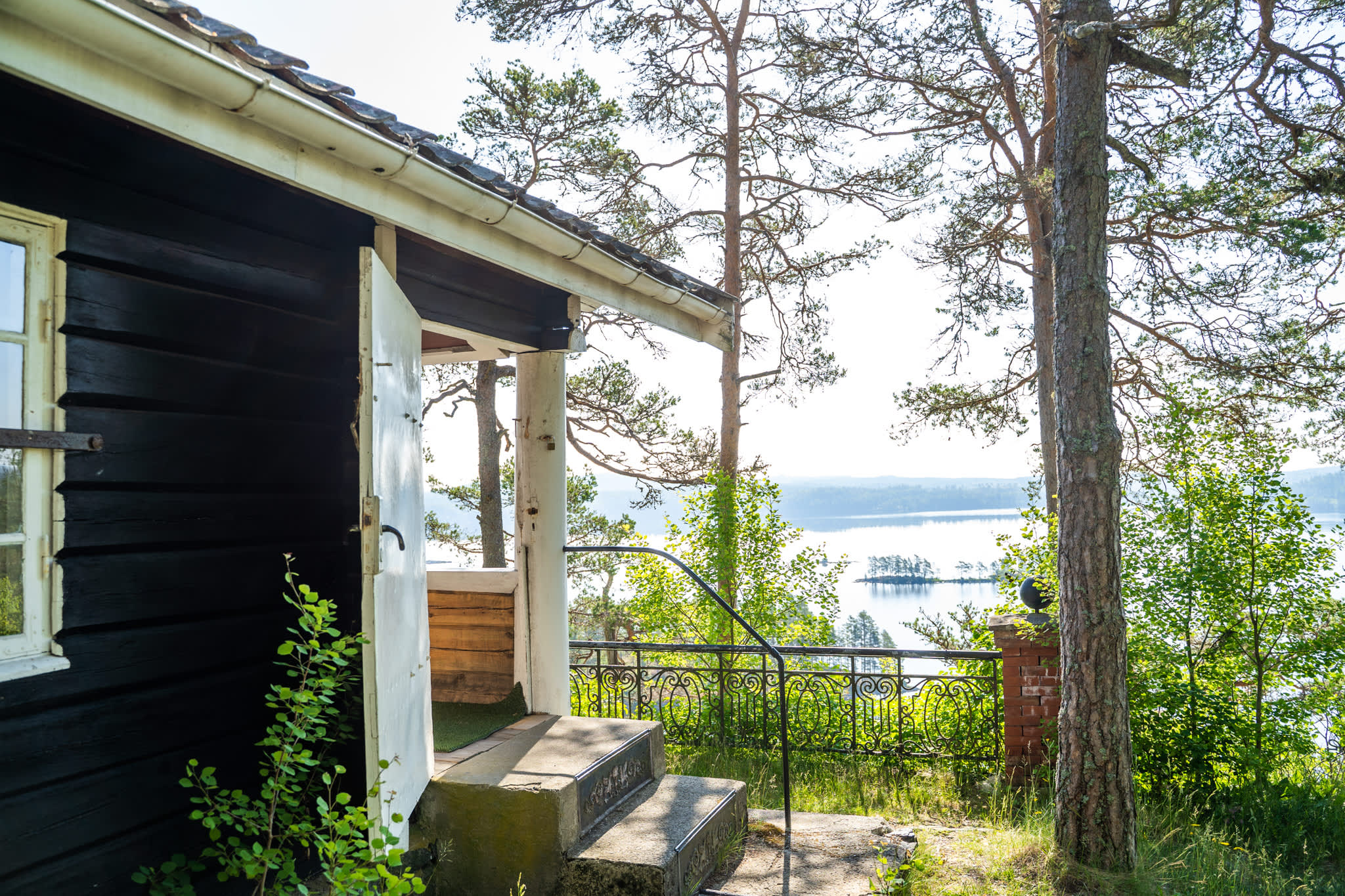 Flagghytta med utsikt over Haldenkanalen i bakgrunn