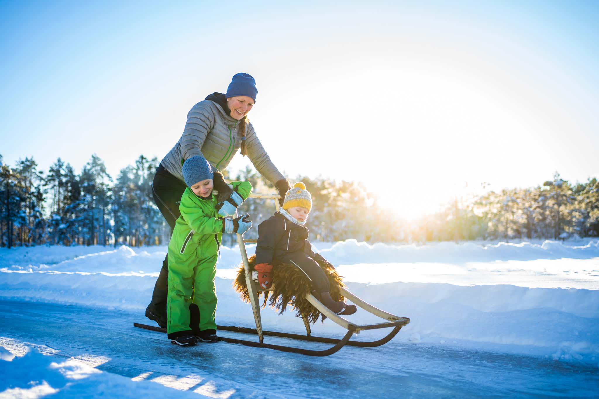 Winter along the Halden Canal - Kick sledding