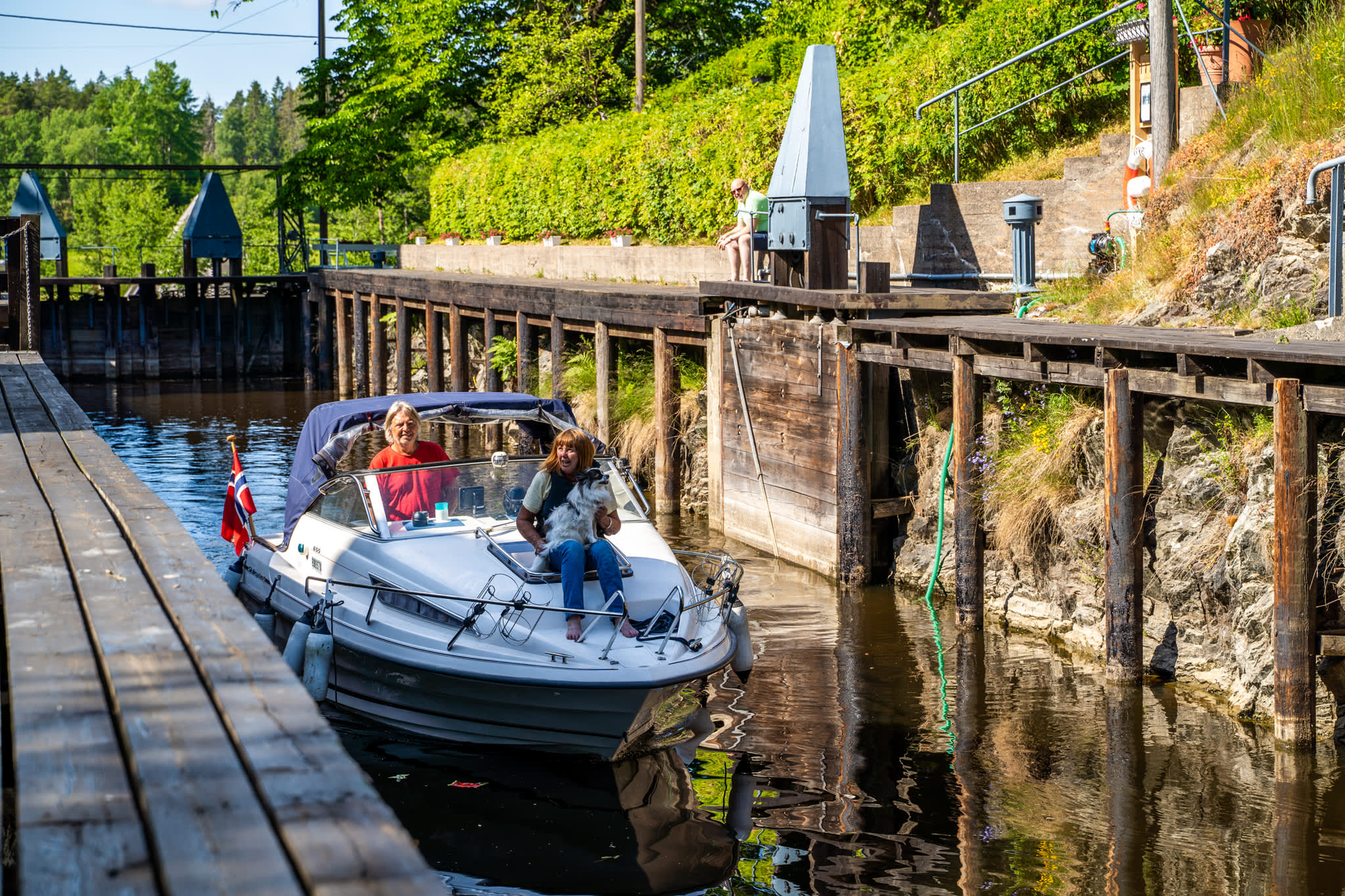 Fritidsbåt i slusene