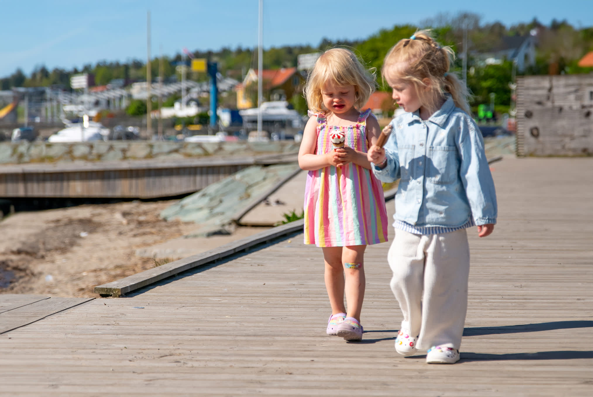 To små jenter på tur på Sjøbadet i Moss