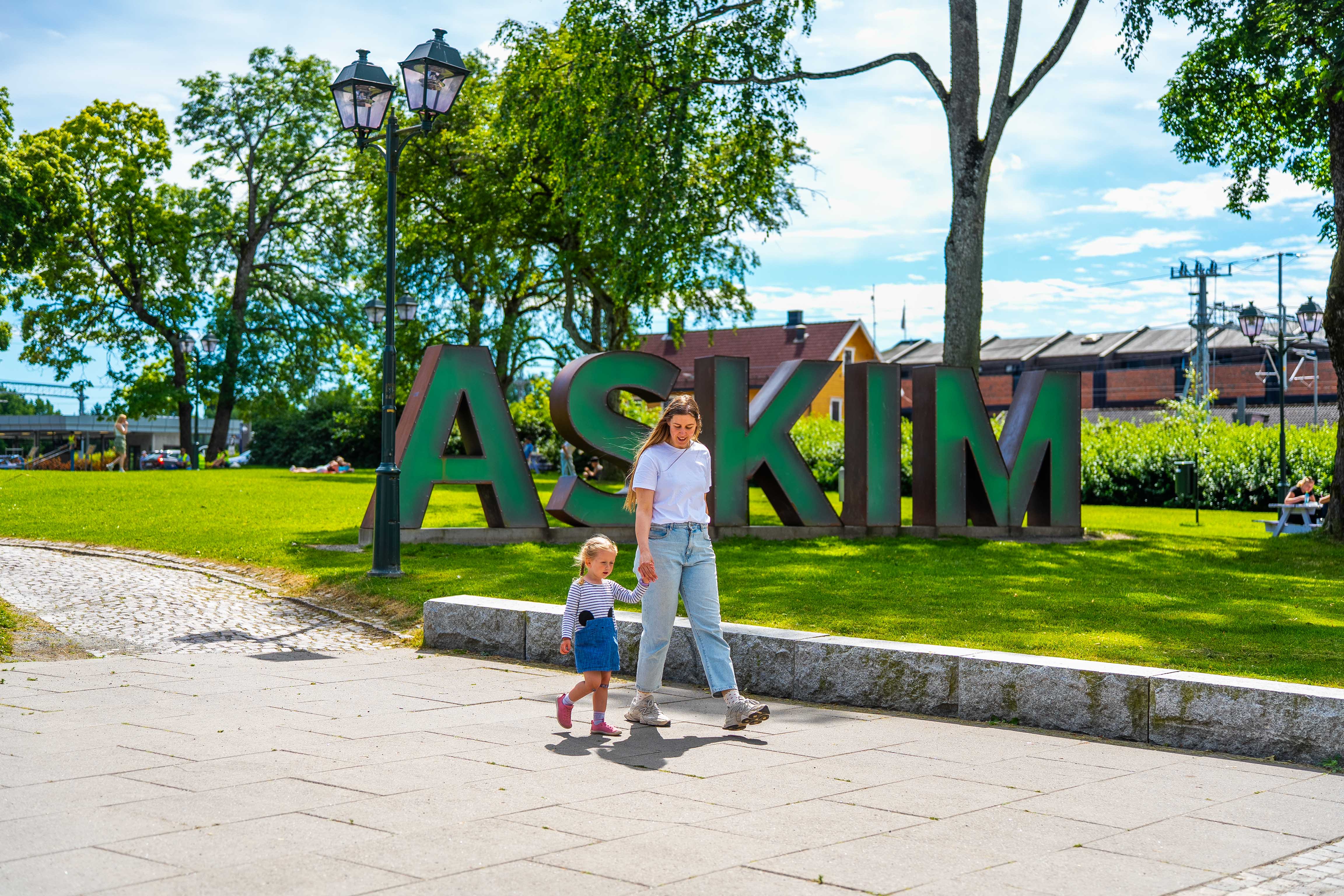 Mor og datter går tur i Guderudparken Askim