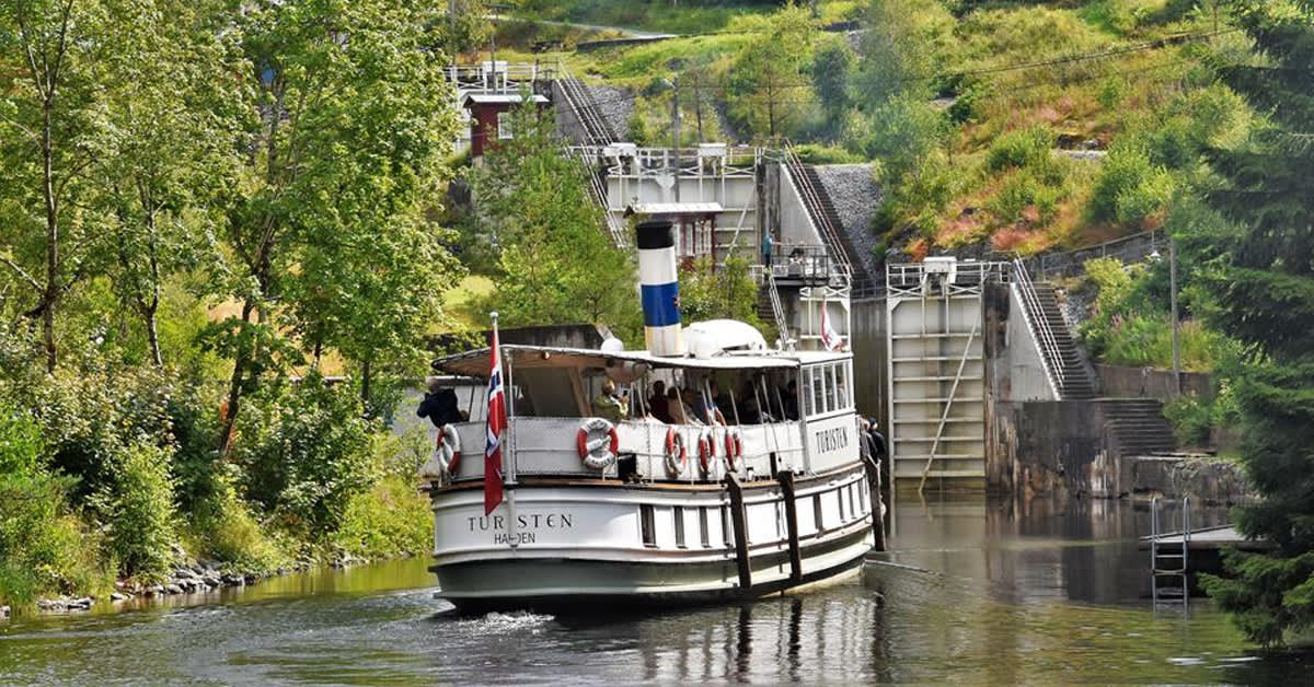 DS turisten på vannet ved slusene i Haldenkanalen