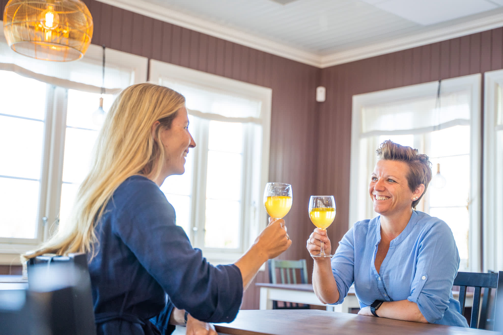 To damer nyter drinker på Båtcafen i Ørje.