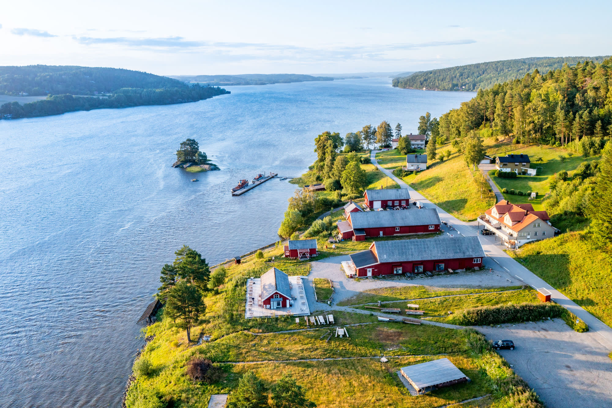 Furuholmen i Sarpsborg, Glomma og området rundt, sett ovenfra. Foto.