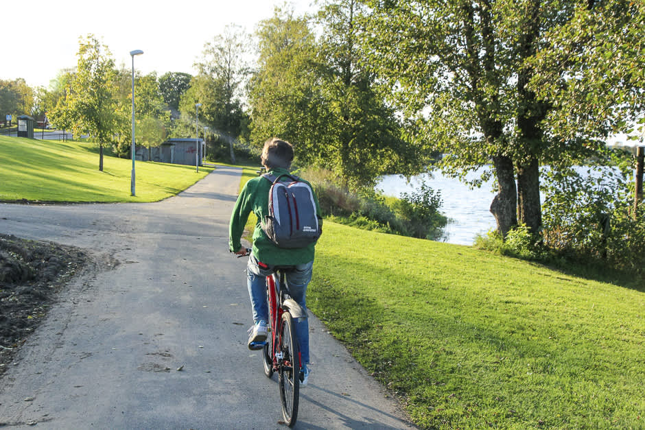 Gutt sykler langs Tunevannet