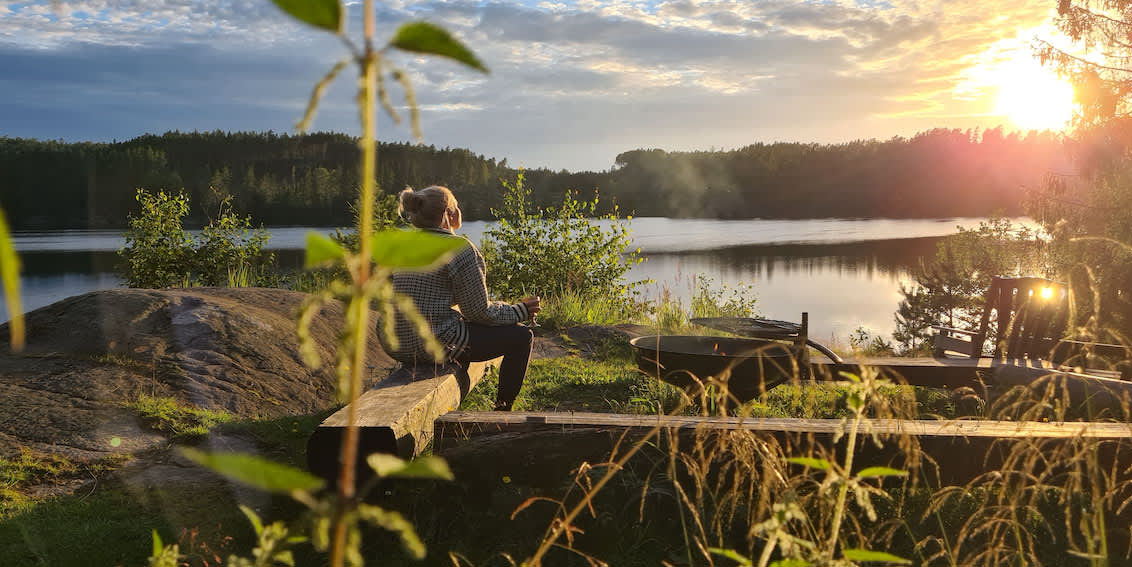 Ro i sjela i solnedgangen ved Ravnsjøhytta i Vansjø en sommerdag