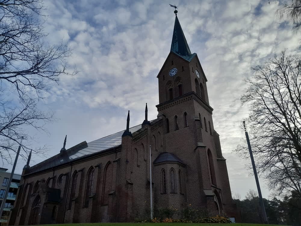 Sarpsborg kirke i Glengsgata med skyer i bakgrunnen