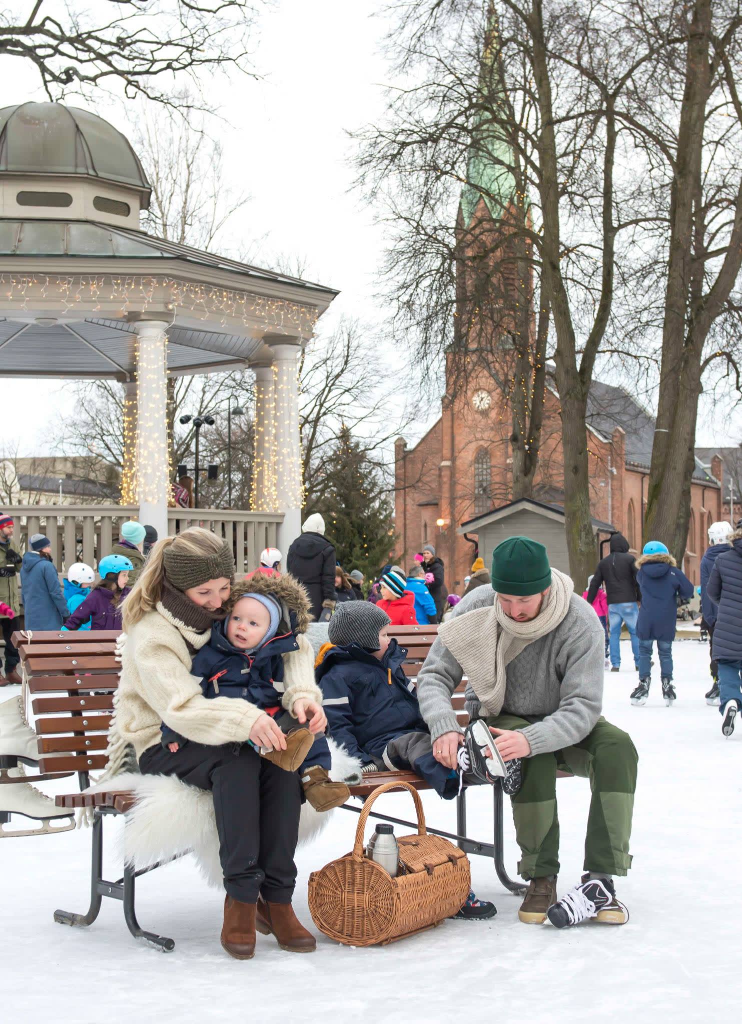 Familie på skøytebane på paviljongen i Moss