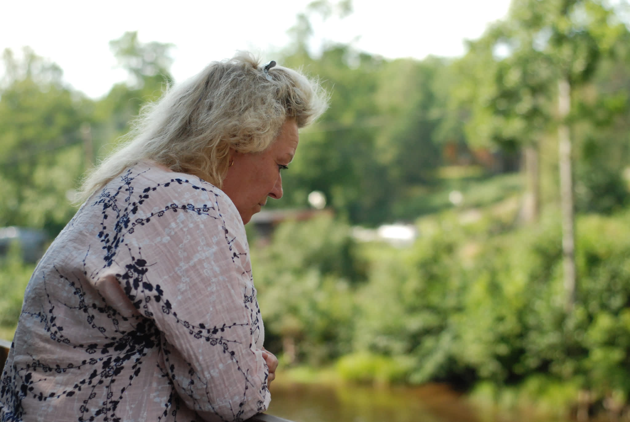 Bilde av Anita som kikker ned