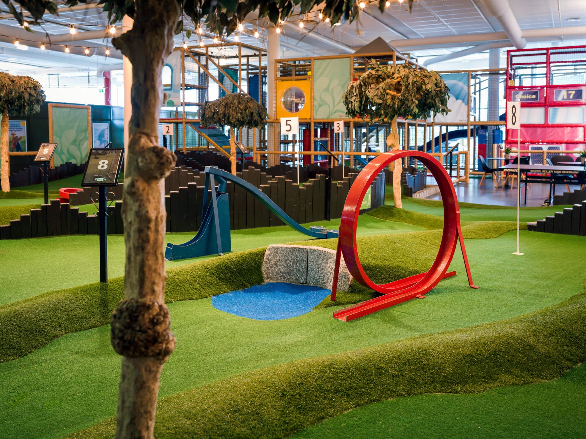 Minigolfbanen og de andre innendørsaktivitetene i Superland på Quality Hotel Sarpsborg. Foto.