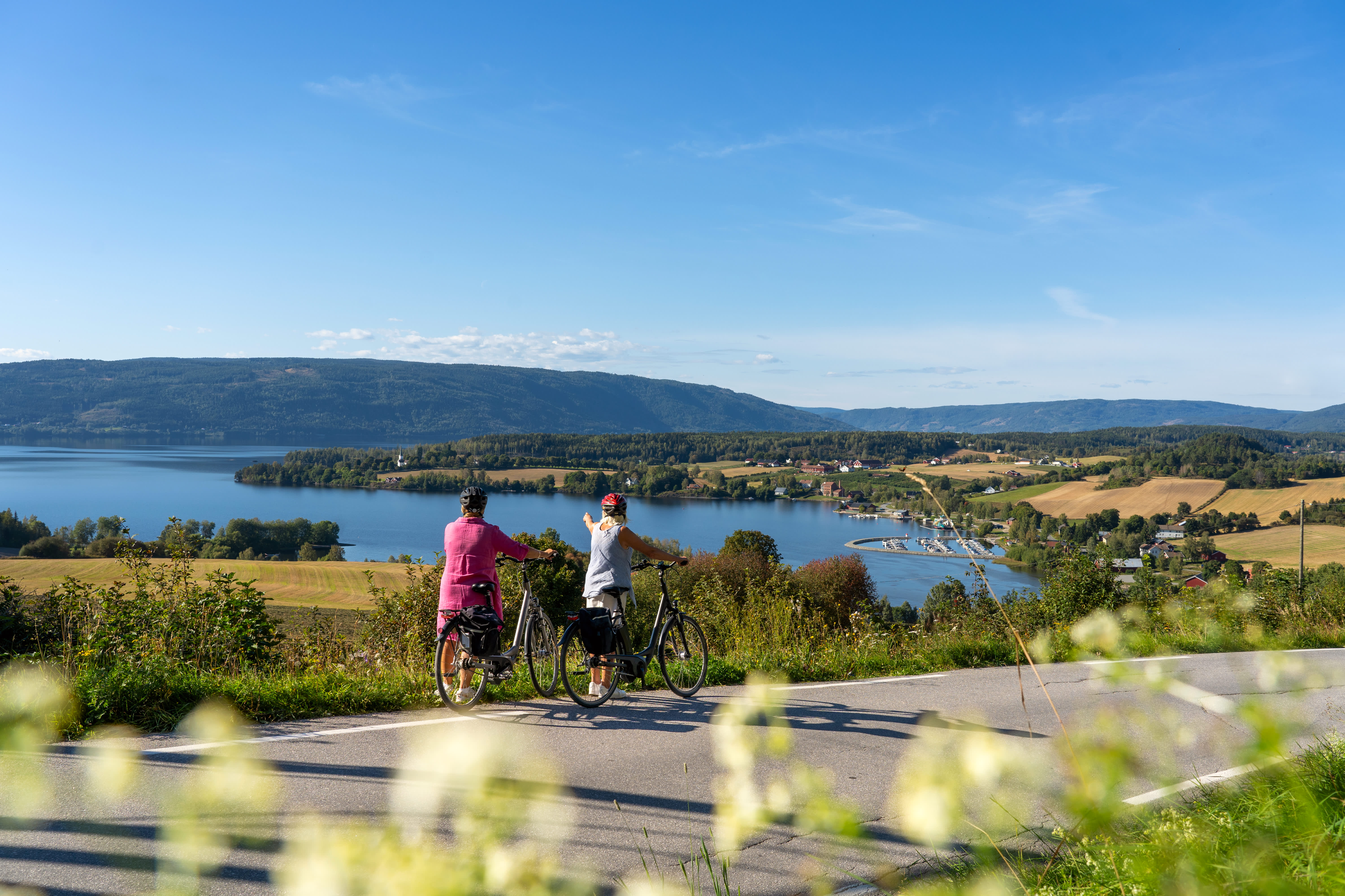 Sol og utsikt fra sykkelsetet langs Randsfjordtråkk